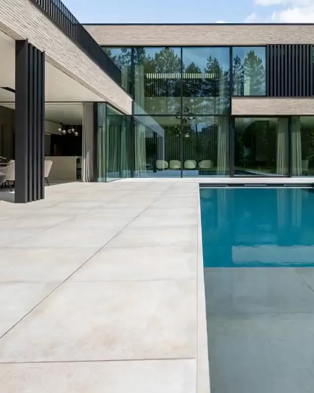 Foto: Aussenansicht einer modernen Villa mit Pool und Glasfassade